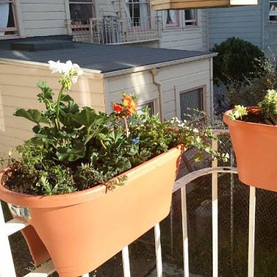 jardinera-balcón-naranja-plástico